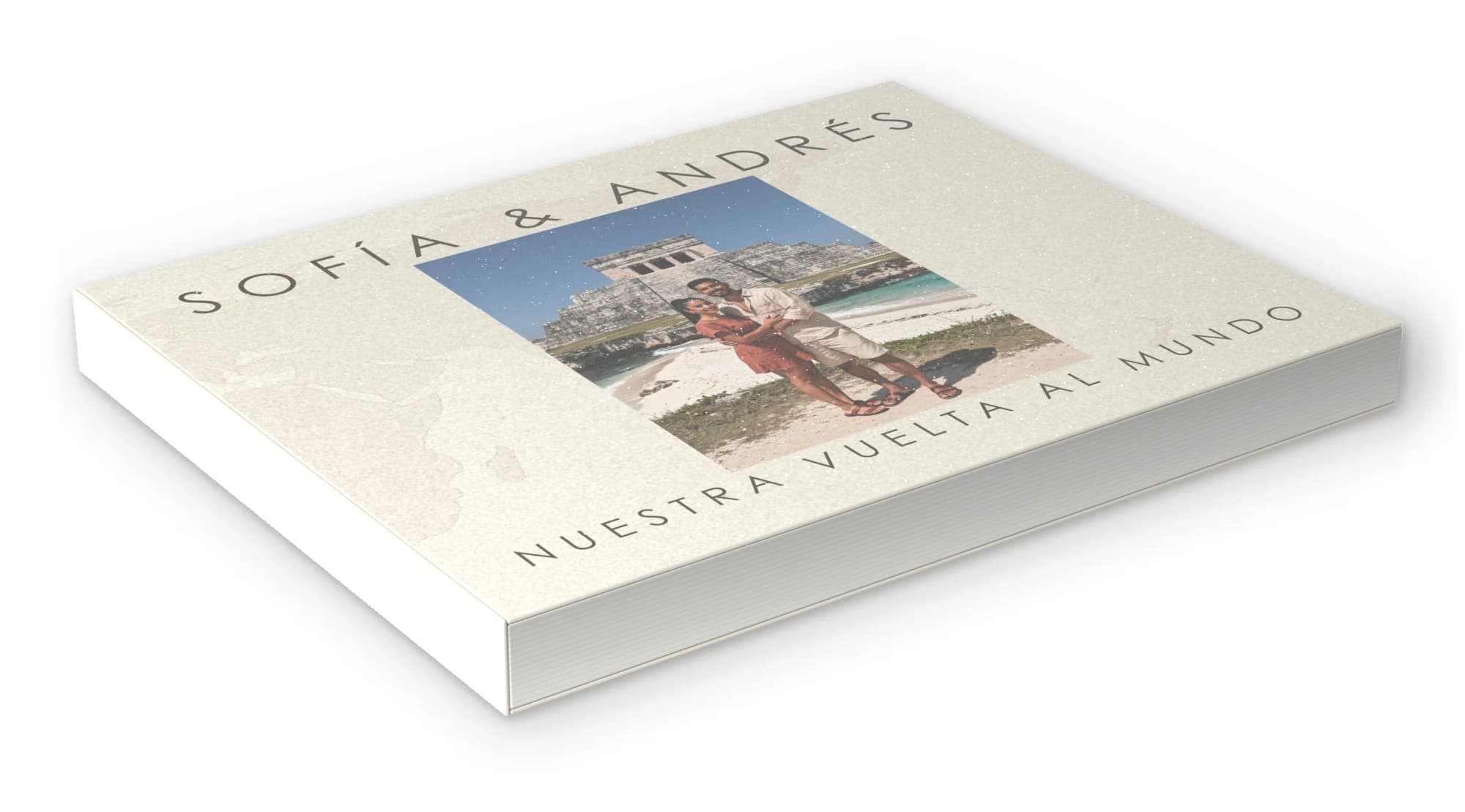 Álbum de viaje cerrado, con su portada, sobre fondo claro